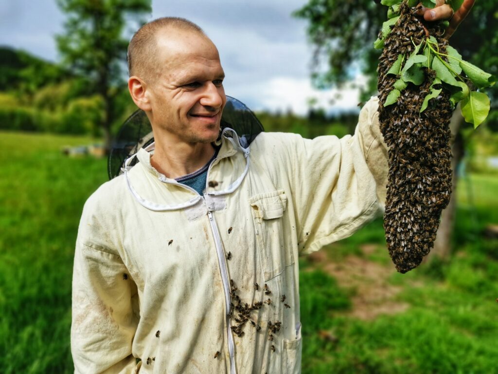 Imker der Imkerei am Meulenwald mit Bienenschwarm